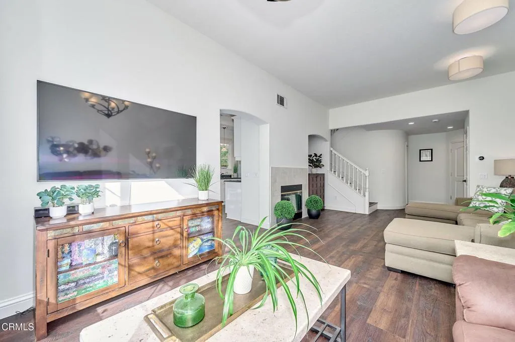 914 Corte Augusta, Camarillo, California 93010 home-pic-4