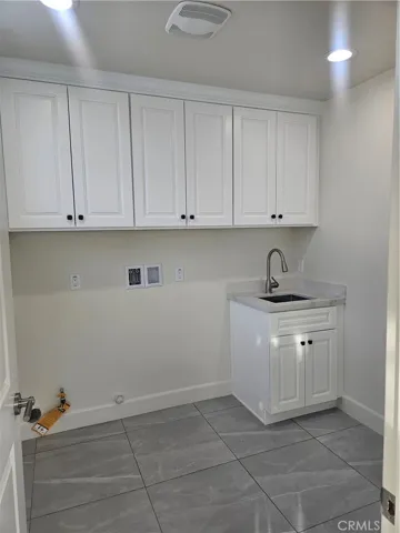 Laundry room (downstairs)