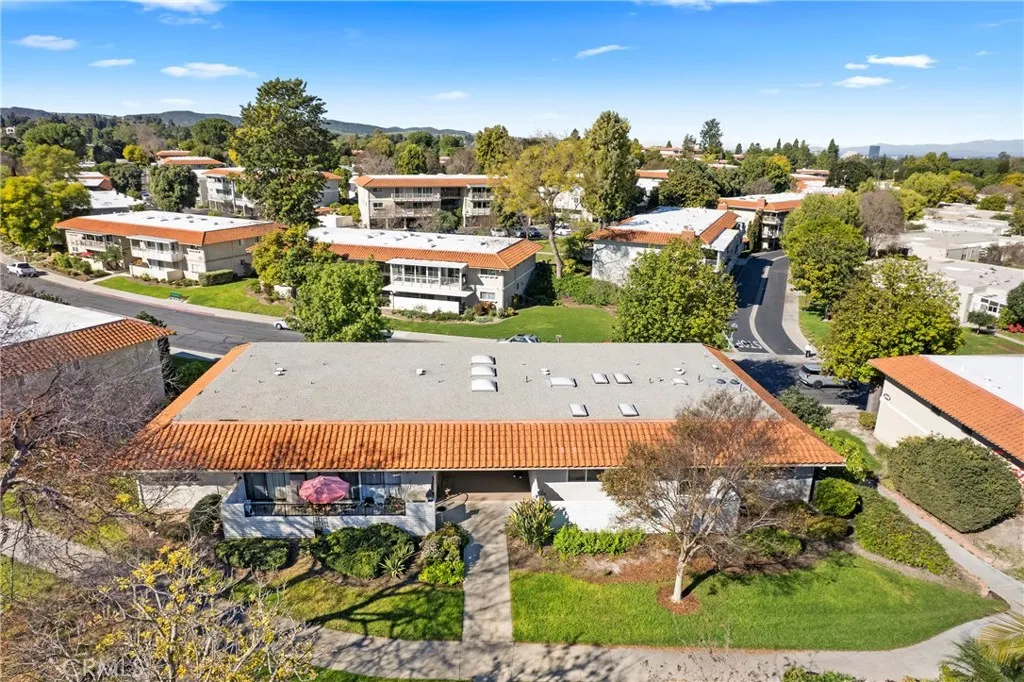 2046 Via Mariposa E Unit P, Laguna Woods, California 92637 home-pic-27