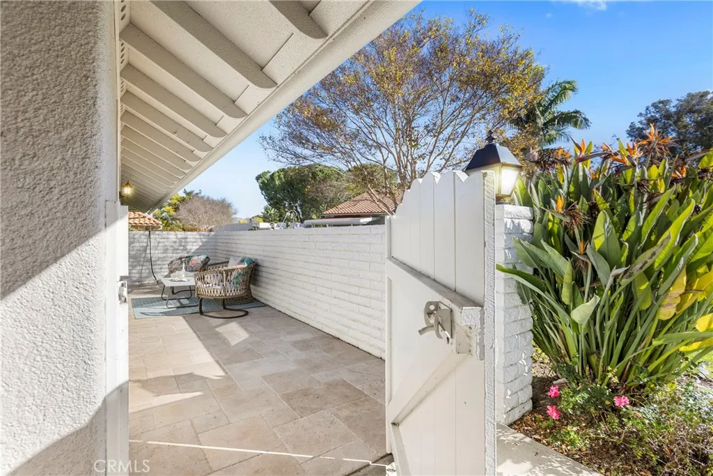 2046 Via Mariposa E Unit P, Laguna Woods, California 92637 home-pic-18