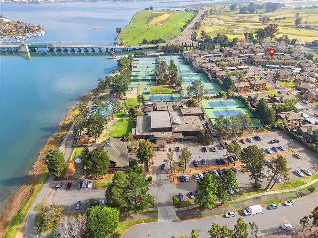 Close proximity to Bay Farm Bridge connect to Main Island