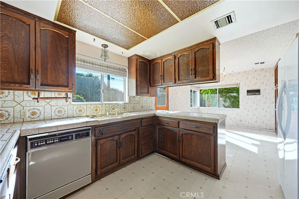 569 N Barranca Avenue, Glendora, California 91741 home-pic-11