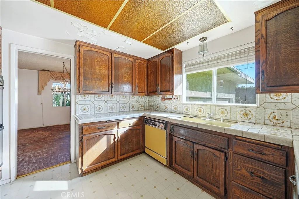569 N Barranca Avenue, Glendora, California 91741 home-pic-9