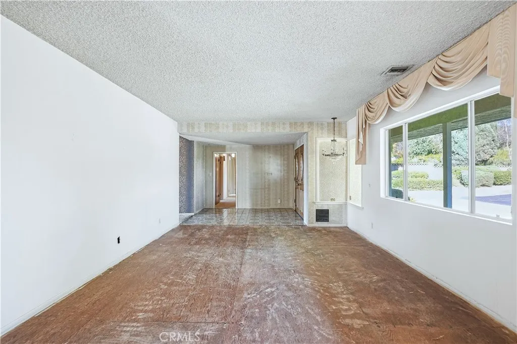 569 N Barranca Avenue, Glendora, California 91741 home-pic-8