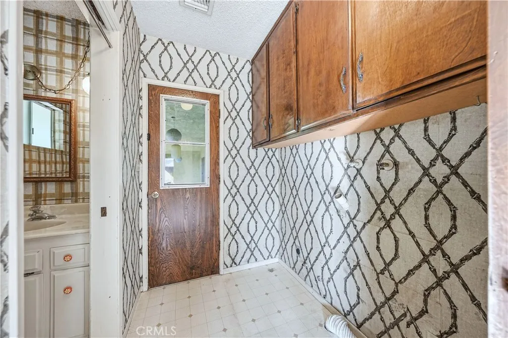 569 N Barranca Avenue, Glendora, California 91741 home-pic-27