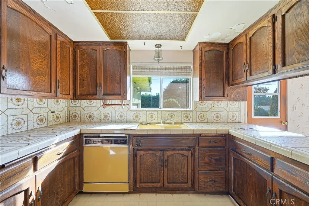569 N Barranca Avenue, Glendora, California 91741 home-pic-10