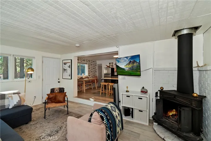 Family Room

Fire in fireplace has been digitally added
