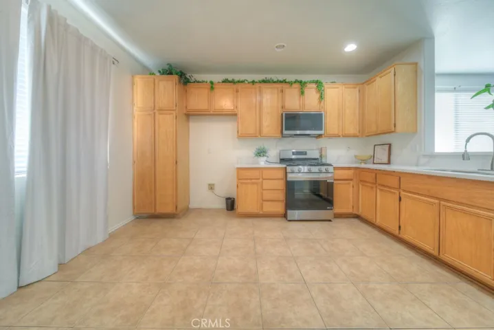 11660 Desert Falls, Adelanto, California 92301