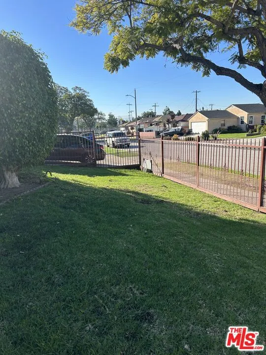 11908 Daleside Avenue, Hawthorne, California 90250 home-pic-2