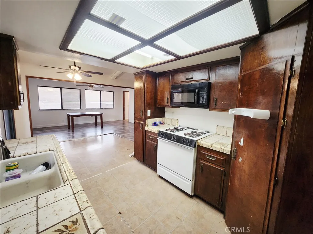 12850 Bermuda Dunes Drive, Victorville, California 92395 home-pic-12