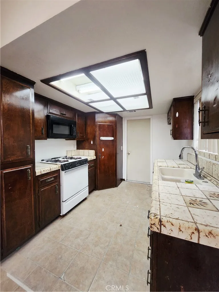 12850 Bermuda Dunes Drive, Victorville, California 92395 home-pic-10