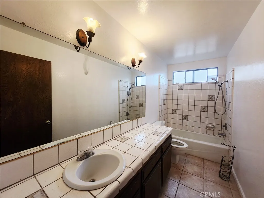 12850 Bermuda Dunes Drive, Victorville, California 92395 home-pic-25