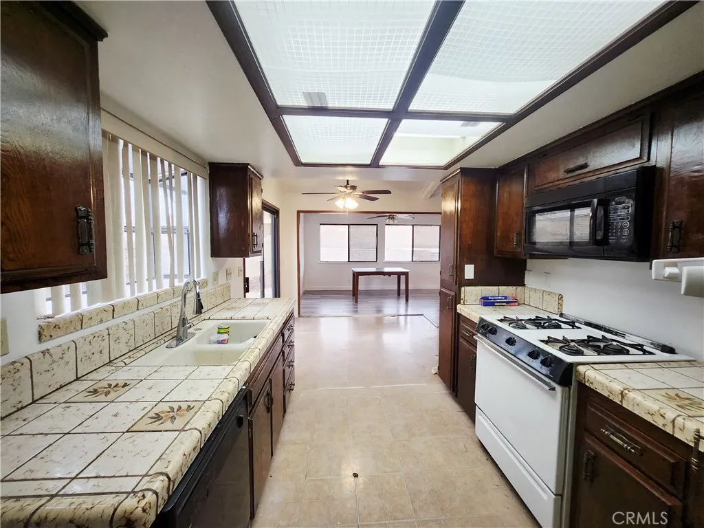 12850 Bermuda Dunes Drive, Victorville, California 92395 home-pic-14