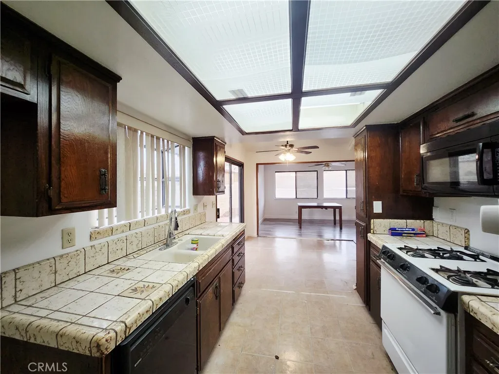 12850 Bermuda Dunes Drive, Victorville, California 92395 home-pic-11
