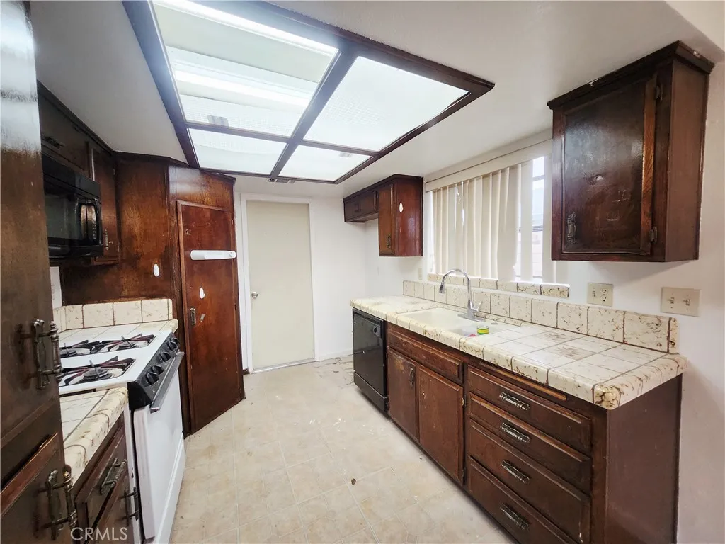 12850 Bermuda Dunes Drive, Victorville, California 92395 home-pic-13