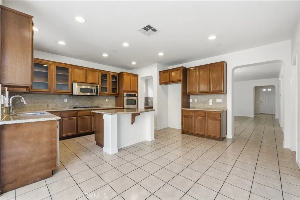 15860 Nuaimi, Fontana, California 92336 home-pic-12