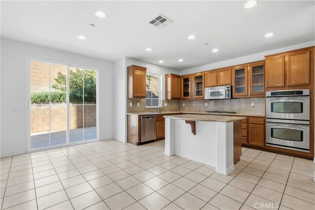 15860 Nuaimi, Fontana, California 92336 home-pic-14