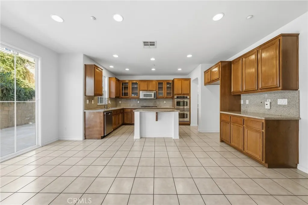 15860 Nuaimi, Fontana, California 92336 home-pic-13