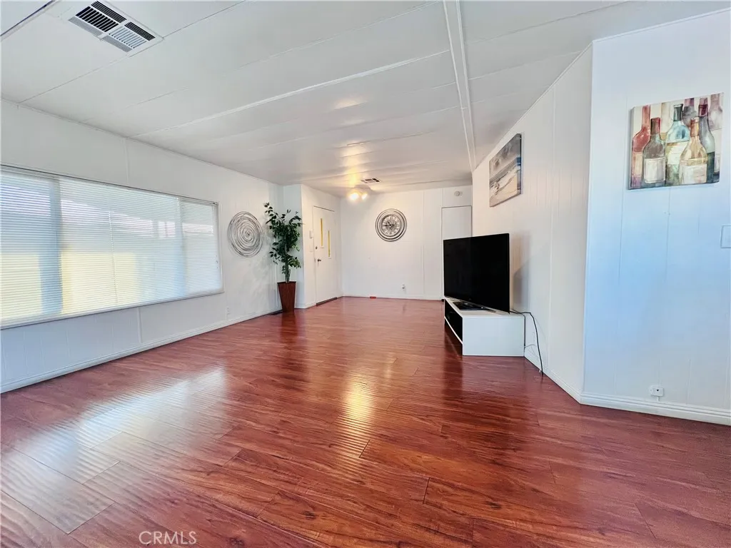 Living room - view 1
