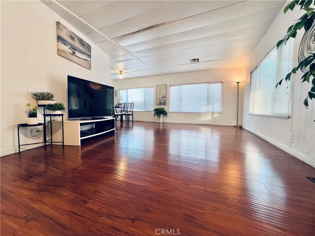 Living room - view 9
