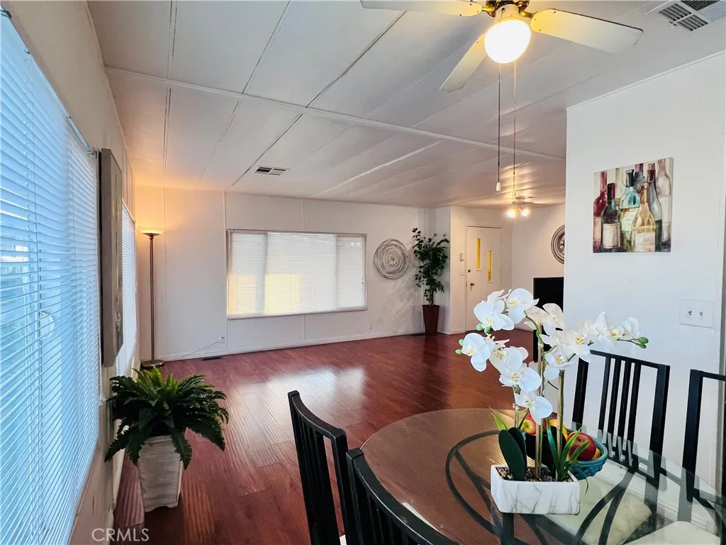 Living room open to dining area - view 13