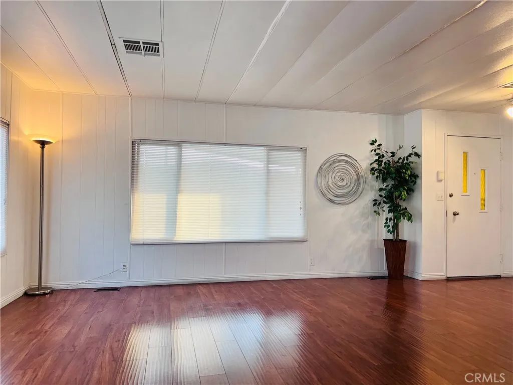Living room - view 7