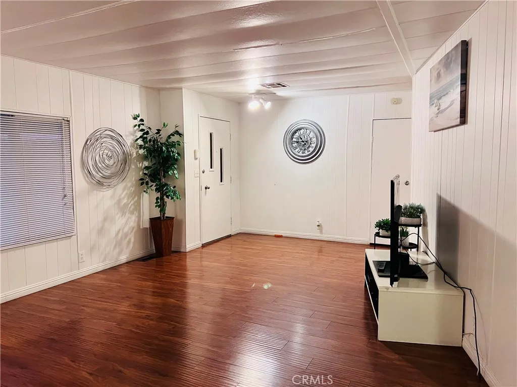 Living room - view 4