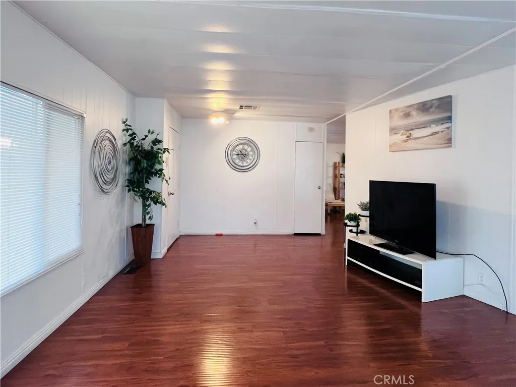 Living room - view 2