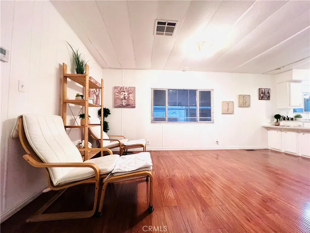Family room - view 6