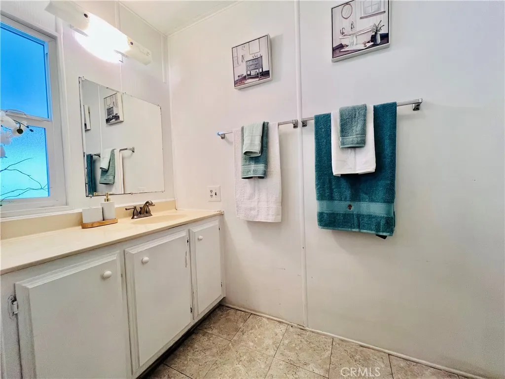 2nd bathroom - view 3