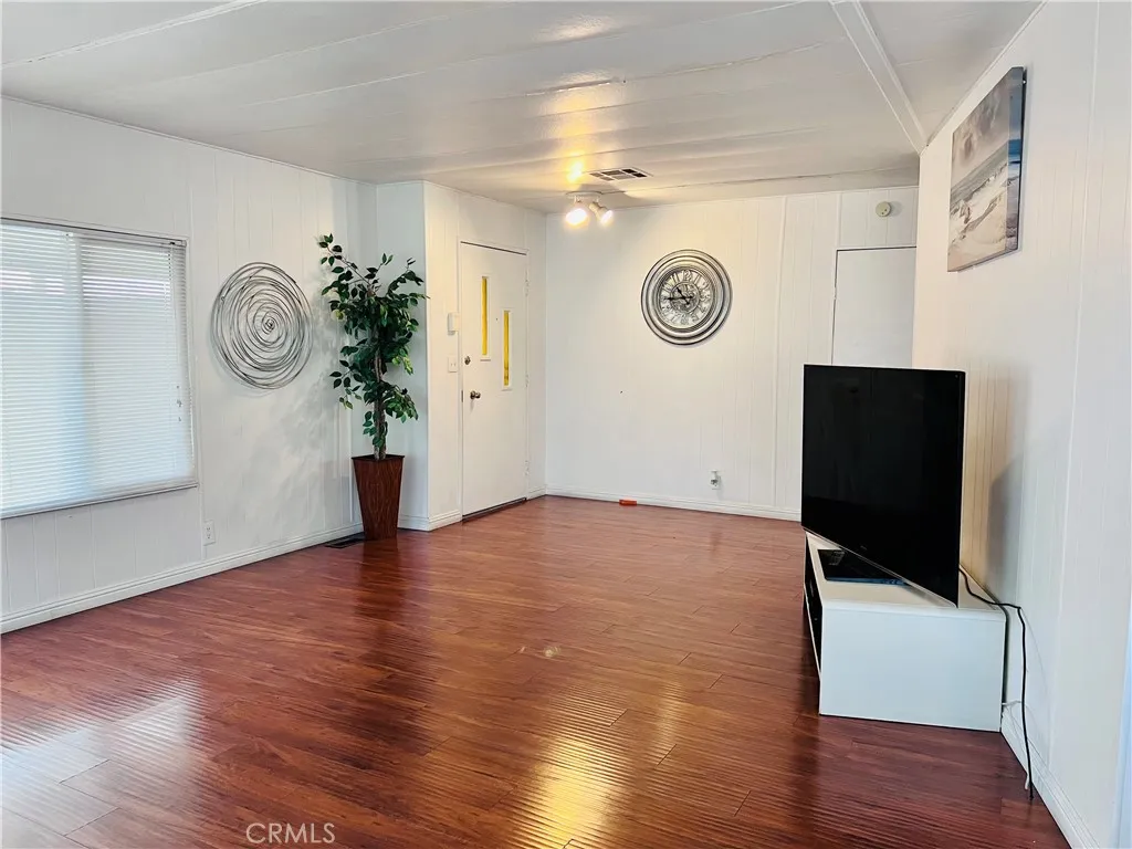 Living room - view 3