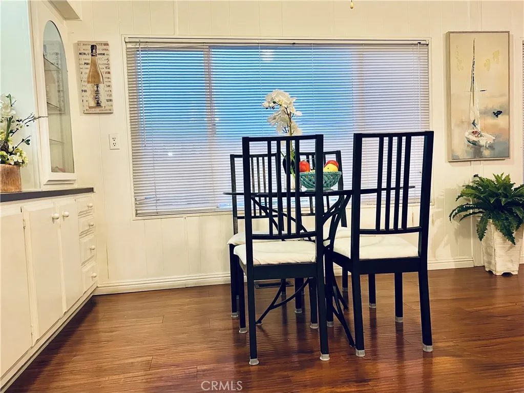 Dining area - view 2