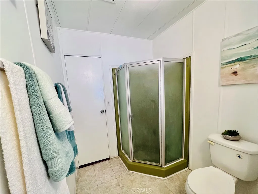 2nd bathroom - view 2