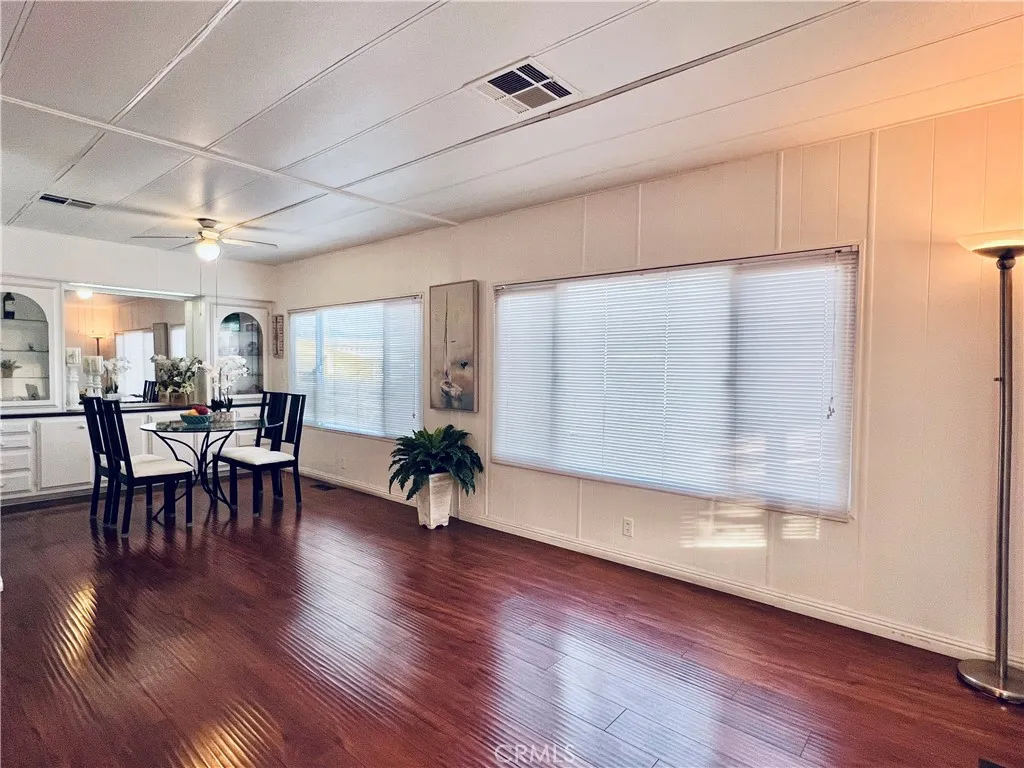 Living room open to dining area - view 12