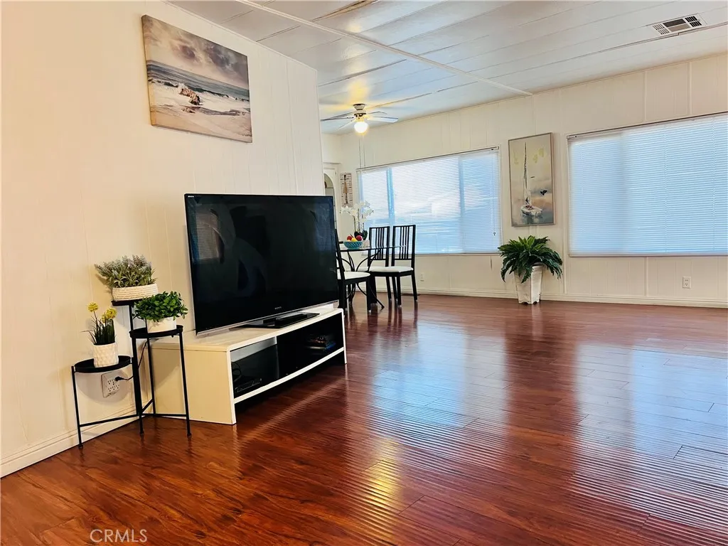 Living room - view 10