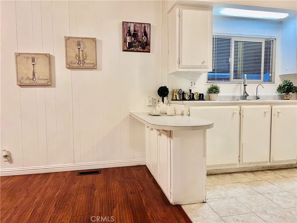 Kitchen next to family room - view 9