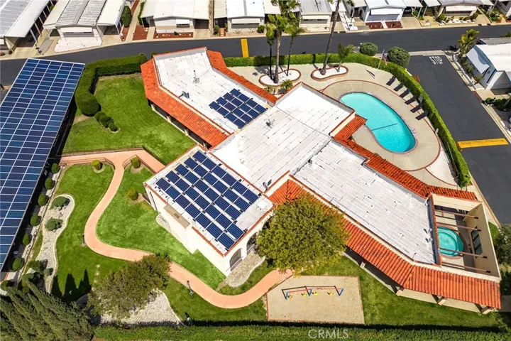 Community swimming pool and clubhouse - view 1
