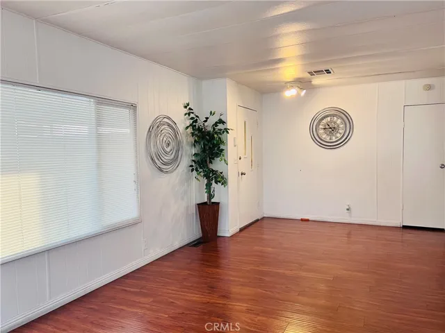 Living room - view 5