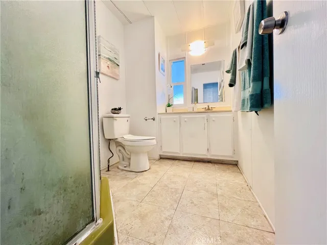 2nd bathroom - view 1