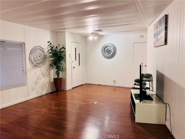 Living room - view 4