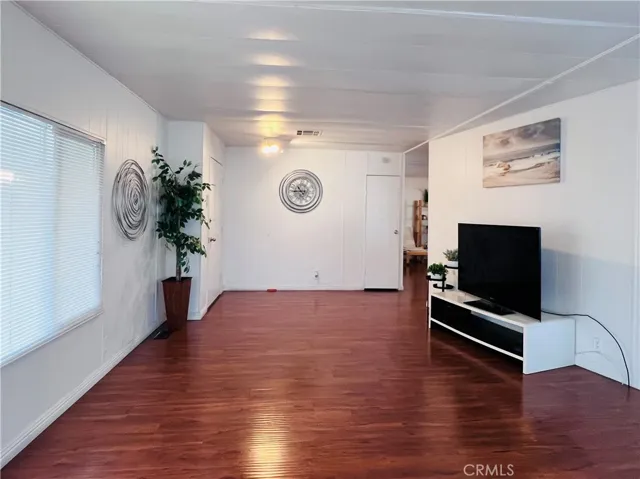 Living room - view 2