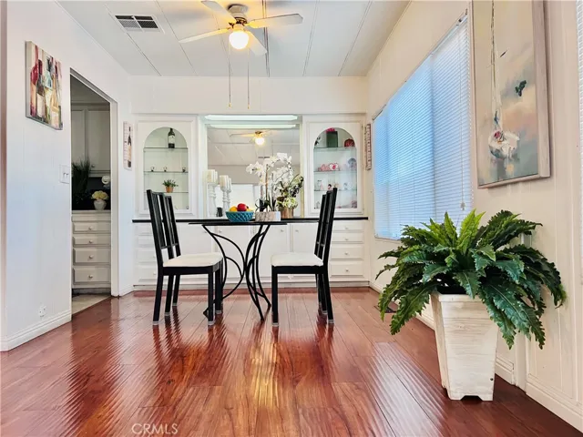 Dining area - view 1