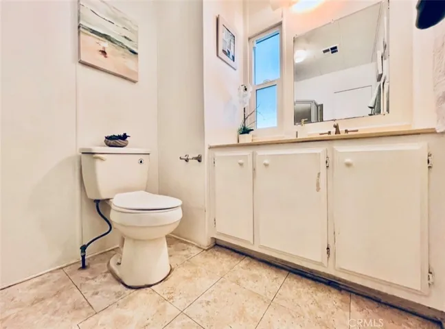 2nd bathroom - view 4