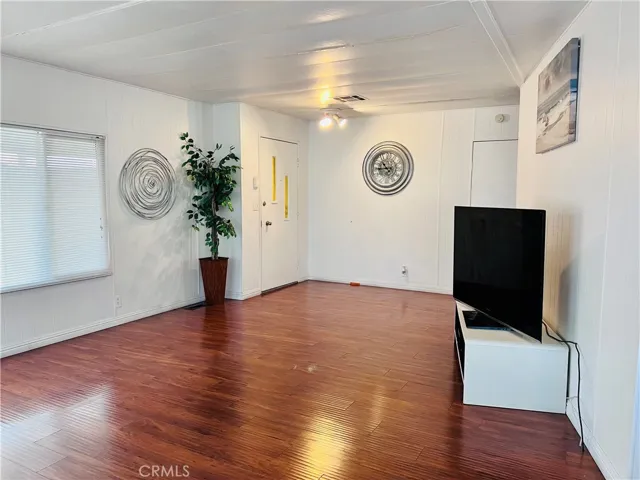 Living room - view 3
