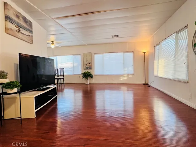 Living room - view 11