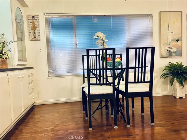 Dining area - view 2