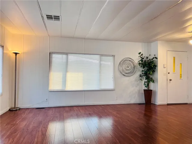 Living room - view 7