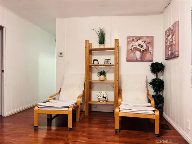 Family room - view 5