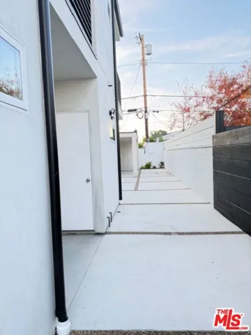 5191 5193 Lindley Avenue, Tarzana, California 91356