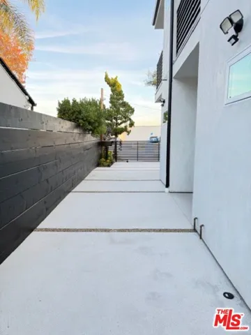 5191 5193 Lindley Avenue, Tarzana, California 91356